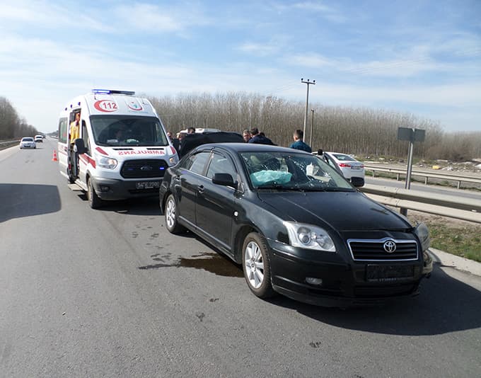 Kamyonet, otomobile arkadan çarptı