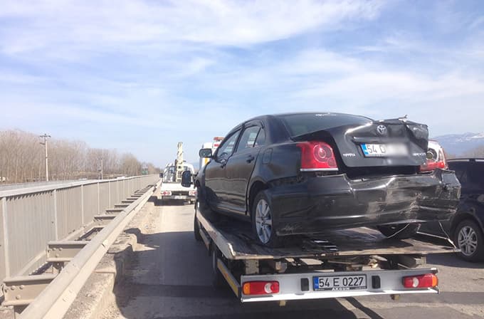 Kamyonet, otomobile arkadan çarptı