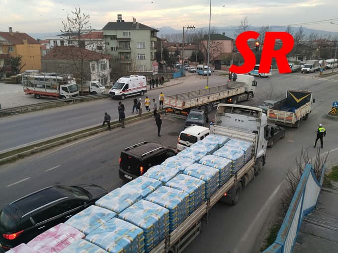 TIR'ın altına girdi