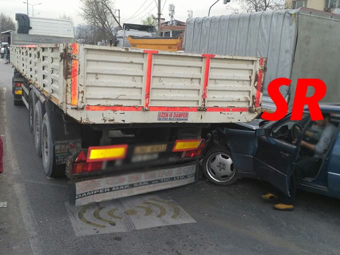 TIR'ın altına girdi