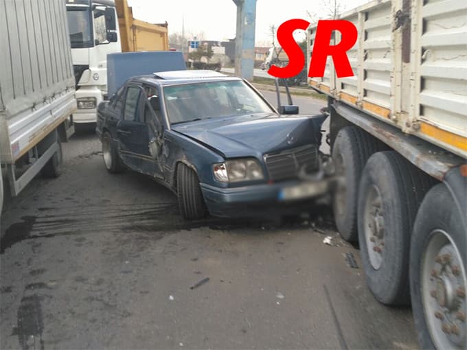 TIR'ın altına girdi