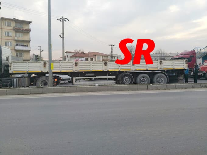 TIR'ın altına girdi