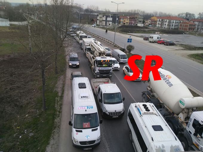 TIR'ın altına girdi