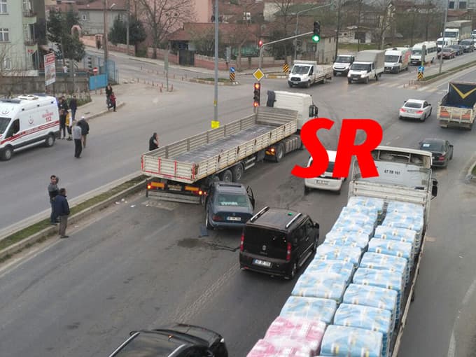 TIR'ın altına girdi