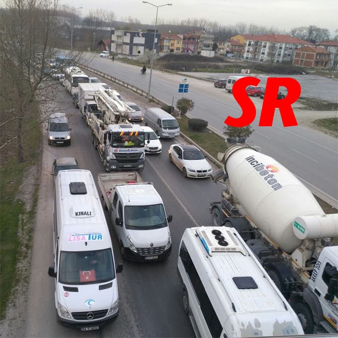 TIR'ın altına girdi