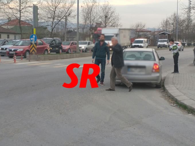 Kazaya bakarken kaza yaptı