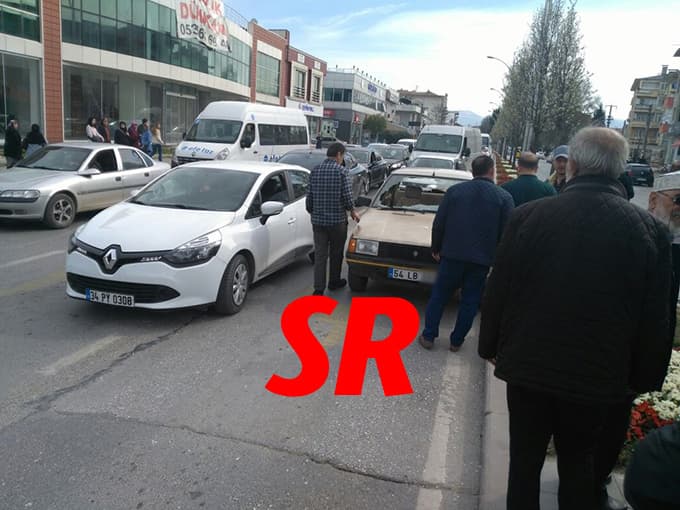 Karşıdan karşıya geçerken otomobil çarptı