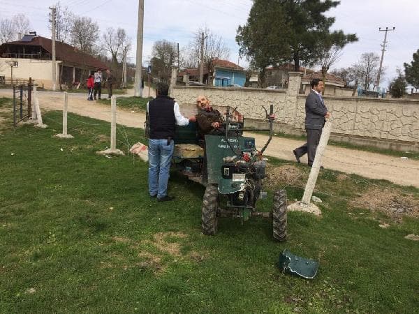 Torununa çarpmamak için direksiyonu kırınca...