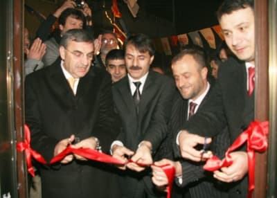 <font size="2"><font face="Arial"><strong><font color="#000000">&Ccedil;&uuml;nk&uuml; Bizler Sizden Biriyiz</font></strong><br /><br />Zeki To&ccedil;oğlu, <font color="#333399">&quot;AK Parti hizmet &uuml;reten, iş yapan bir partidir. &Uuml;lkemiz, h&uuml;k&uuml;metimizin icraatları ile b&uuml;y&uuml;k bir gelişme ivmesi kazanmıştır. Bug&uuml;n &uuml;lkemizin geldiği nokta ortadadır. Biz gecemizi g&uuml;nd&uuml;z&uuml;m&uuml;ze katarak &ccedil;alışıyoruz. Bu yolda bizleri yalnız bırakmayacağınızı biliyoruz. &Ccedil;&uuml;nk&uuml; bizler sizden biriyiz. Halkımızın temsilcisiyiz. Sizler de elinizden gelen gayreti g&ouml;sterin ve hizmette &ouml;nc&uuml; parti olan AK Parti'yi se&ccedil;imlerden başarı ile &ccedil;ıkartın&quot;</font> dedi. </font></font>