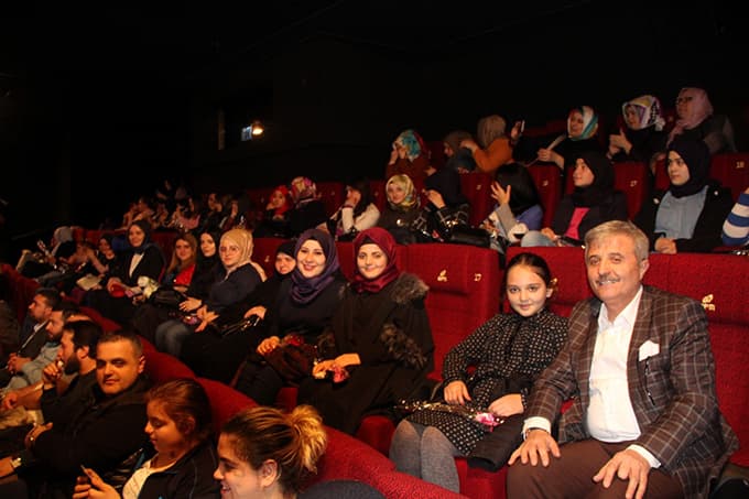 Kadınlar, kendilerine özel salonda 'Reis'i izlediler