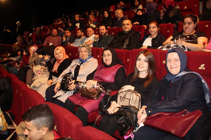 Kadınlar, kendilerine özel salonda 'Reis'i izlediler