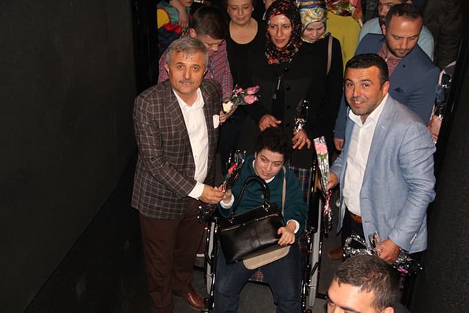Kadınlar, kendilerine özel salonda 'Reis'i izlediler