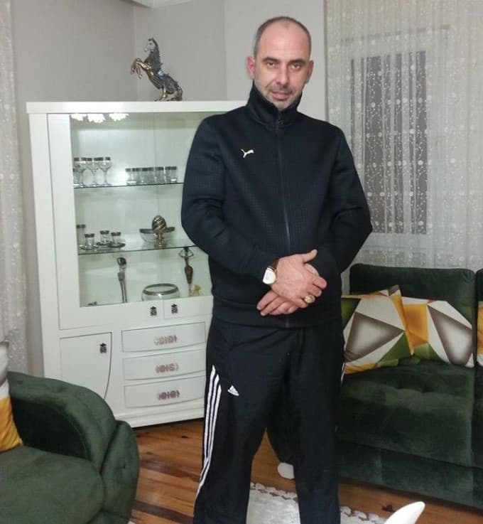 Cesedin üzerine oturup çay içmişler!