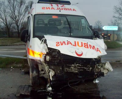 Ambulans Otomobille Çarpıştı: 2 Yaralı