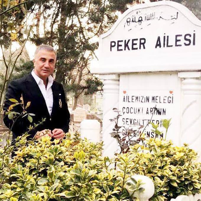 Sedat Peker Sakarya'da aile kabristanını ziyaret etti