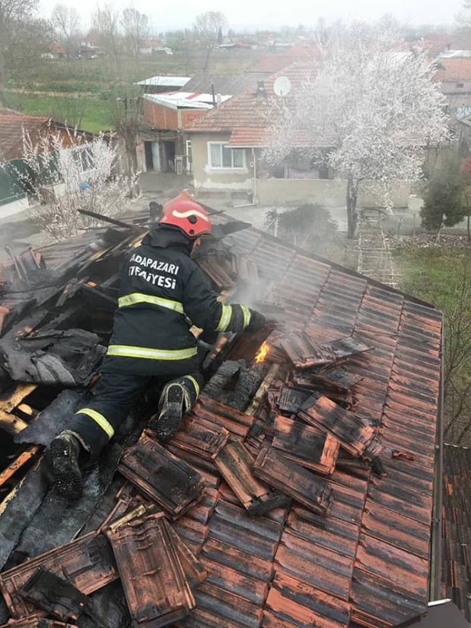 Aspiratörden çıkan yangın evi kül etti