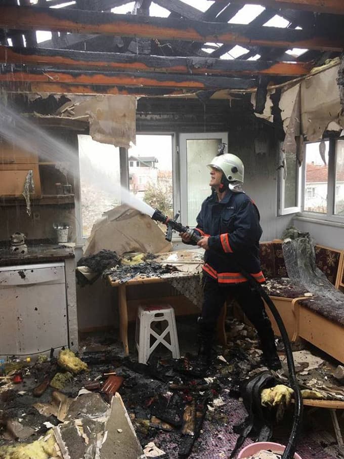 Aspiratörden çıkan yangın evi kül etti