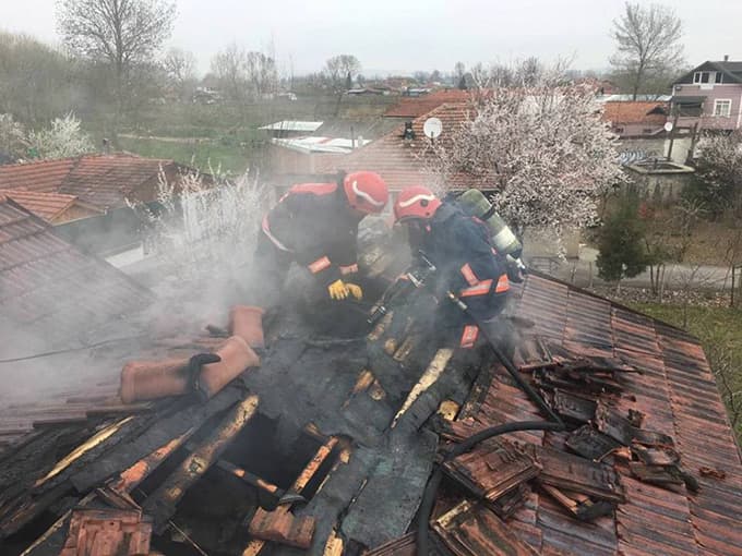 Aspiratörden çıkan yangın evi kül etti