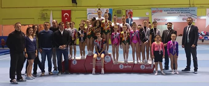 Cimnastikçiler kürsüye çıktı