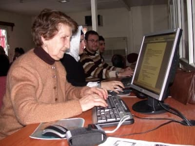 <strong><font face="Arial" size="2" color="#000000">Bu Yaştan Sonra Nasıl &Ouml;ğreneceksin?</font></strong> <p><font face="Arial" size="2">Evinde bilgisayar ve internet olduğu halde kullanamamanın &uuml;z&uuml;nt&uuml;s&uuml; ve ezikliğini yaşadığını ifade eden Vurdum, ş&ouml;yle konuştu: </font><font face="Arial" size="2" color="#333399">&quot;Ben bilgisayar &ouml;ğreneceğim' dediğimde &ccedil;evremdekiler buna şaşırdı. A&ccedil;ık&ccedil;a s&ouml;ylemeseler bile <strong>'bu yaştan sonra nasıl &ouml;ğreneceksin?'</strong> diye d&uuml;ş&uuml;n&uuml;yorlardı. Kursa yazıldım ve 3 haftadan beri devam ediyorum. Artık evimdeki bilgisayarı a&ccedil;ıp internetten gazete okuyabiliyorum. &Ccedil;ok yakında da internetten kızımla yazılı ve g&ouml;r&uuml;nt&uuml;l&uuml; olarak konuşup hasret giderebileceğim.&quot;</font></p>