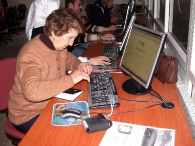 <font size="2"><font face="Arial"><strong><font color="#000000">Kimseye Muhta&ccedil; Olmayacağım</font></strong><font color="#333399"> </font></font></font><p><font size="2"><font face="Arial">Artık bilgisayar ve internet kullanımını bilmenin gen&ccedil; yaşlı demeden zorunlu hale geldiğini ifade eden Vurdum, hastane randevusu gibi bir &ccedil;ok işlemin bilgisayar ve internet &uuml;zerinden yapıldığını kaydetti. Vurdum, <font color="#333399">&quot;Kurs 8 hafta s&uuml;recek ve toplam 160 saat bilgisayar dersi g&ouml;receğim. Kimseye muhta&ccedil; olmadan bilgisayarımı kullanacağım. Bunun mutluluğunu yaşıyorum&quot;</font> diye duygularını dile getirdi.&nbsp;<br /></font></font></p><p>&nbsp;</p>