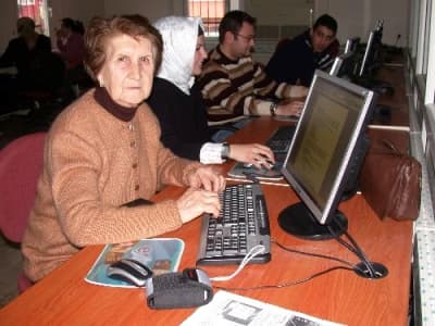 <font face="Arial" size="2" color="#000000"><strong>Bu Azmi Herkese &Ouml;rnek Olmalı</strong></font> <p><font face="Arial" size="2">Bilgisayar &ouml;ğretmeni Zafer Yıldızbayrak, Pakize Vurdum'un şu ana kadar bilgisayar &ouml;ğrenmeye gelen en yaşlı kursiyer unvanını elinde bulundurduğunu s&ouml;yledi. Yıldızbayrak, <font color="#333399">&quot;Anlattıklarımı diğer gen&ccedil; arkadaşlar kadar anlayabiliyor. &Ccedil;ok iyi gidiyor. Kurs sonunda bir &ccedil;ok programı &ouml;ğrenecek. Sertifikasını alarak artık sertifikalı bir bilgisayar kullanıcısı olacak. Bu azmi herkese &ouml;rnek olmalı&quot;</font> şeklinde konuştu. <br /></font></p>