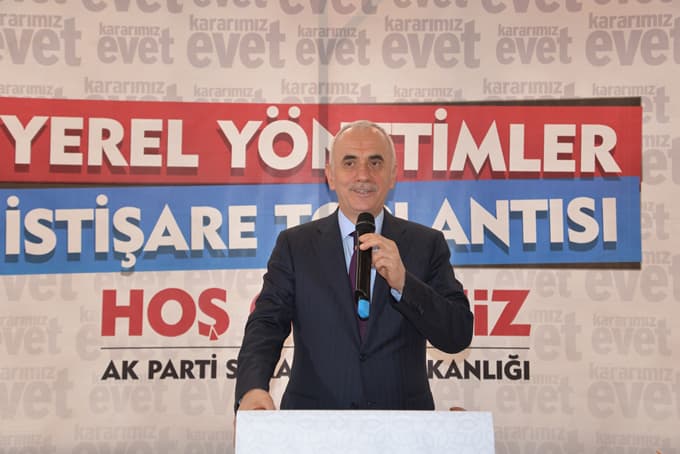 <p>&nbsp;</p><p><font face="arial,helvetica,sans-serif" size="2">Anayasa değişikliği maddelerinden  birisinin de askeri mahkemelerin kaldırılması olduğunu dile getiren  Kaya, askeri mahkemelerin kaldırılmasının herhangi bir mahkemenin  kalkması anlamına gelmediğini vurguladı. Yargıya tarafsızlık  getirildiğini anlatan Kaya, &quot;Bağımsızlığa bir de tarafsızlık  getiriliyor. Bunlar &uuml;lkenin ihtiya&ccedil;ları olan şeyler. Ben inanıyorum ki  bu d&uuml;zenlemeyle biz daha hızlı kalkınan, daha hızlı b&uuml;y&uuml;yen ve  gelecekten &uuml;mitvar olan bir &uuml;lke olacağız.&quot; değerlendirmesini yaptı. </font></p><p><font face="arial,helvetica,sans-serif" size="2"><strong>&quot;Bu millet bunları yemez&quot; </strong><br /><br />CHP  ve HDP'nin anayasa değişikliğine &quot;hayır&quot; demesinin anlaşılabileceğini  ancak Avrupalıların neden karşı &ccedil;ıktığını anlayamadığını ifade eden  Kaya, şunları kaydetti:<br /><br />&quot;Neredeyse gelip burada kampanya  yapacaklar. Sizin &uuml;&ccedil;&uuml;nc&uuml; havalimanına karşı &ccedil;ıkmanızı anlıyorum. Bizim  bu &uuml;lkeyi demir ağlarla &ouml;rmemize karşı &ccedil;ıkmanızı anlıyorum. Bu &uuml;lkenin  b&uuml;y&uuml;mesinden dolayı rahatsızlığı anlıyorum ama kendi siyasi  tercihlerimizi yapmamıza, kendi &uuml;lkemizdeki h&uuml;k&uuml;met sistemini se&ccedil;memize  ni&ccedil;in karşı &ccedil;ıkacağınızı anlamakta zorluk &ccedil;ekiyorum. Almanya, Hollanda  ve İsvi&ccedil;re'nin bu nezaketsiz tutumu, bizi fevkalade &uuml;zmektedir. Bu hoş  bir şey değil. Avrupa dediğinizde demokrasiden, &ouml;zg&uuml;rl&uuml;kten bahsedilir.  Bu Avrupa i&ccedil;in fevkalade yanlış bir tutumdur. Ben en kısa zamanda  bunlardan d&ouml;nmelerini bekliyorum. Bu millet bunları yemez. Darbelere  g&ouml;ğ&uuml;s gererek, hayatını ortaya koyarak gelen bu millet, b&ouml;yle iki  &ccedil;apulcunun sağda solda konuşmasıyla, bu &uuml;lkenin aleyhinde bağırıp  &ccedil;ağırmasına pabu&ccedil; bırakmaz, bırakmadık. &Ccedil;anakkale'de, Kurtuluş Savaşı ve  15 Temmuz'da da bırakmadık. Bu millet artık kendi iradesiyle  se&ccedil;imlerini ger&ccedil;ekleştirmek istiyor.&quot; </font></p>