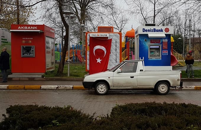 Hollandalı bankanın ATM'sini Türk bayrağıyla kapattılar
