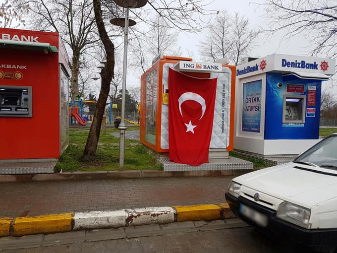 Hollandalı bankanın ATM'sini Türk bayrağıyla kapattılar