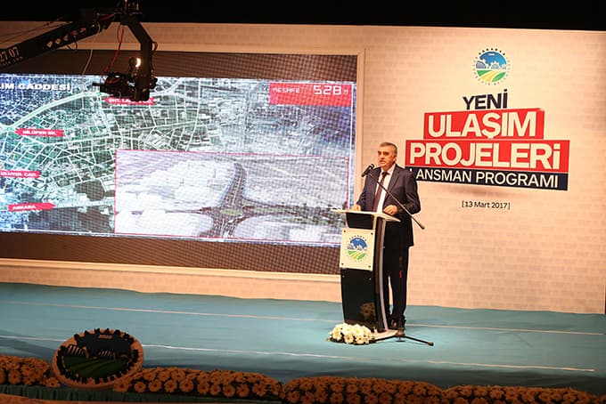 <font face="arial,helvetica,sans-serif" size="2"><strong>200 Milyon TL&rsquo;lik yatırım</strong><br /><br />&ldquo;Şehrin  trafik akışını rahatlatacak yaklaşık 200 Milyon TL&rsquo;lik &ccedil;alışmalarımız  bunlar. Bunların yanında projelendirmediğimiz &ccedil;alışmalarda olacak.  Amacımız şehrimizin doğasını bozmadan, yayalarımızı rahatsız etmeyecek  şekilde trafik akışını sağlamak olacak. Bu vesileyle yeni projelerimizin  şehrimize hayırlı olmasını temenni ediyorum. Bu s&uuml;re&ccedil;lerde &ouml;zellikle  milletvekillerimiz her zaman yanımızda oldular. Kendilerine &ccedil;ok teşekk&uuml;r  ediyoruz. Aynı şekilde sayın valimiz, teşkilatımız, sivil toplum  kuruluşlarımız bize her zaman destek verdiler. Şehrimiz i&ccedil;in &uuml;retmeye  devam edeceğiz. Sayın Bakanımızın nezdinde t&uuml;m katılımcılara  ş&uuml;kranlarımı sunuyorum.&rdquo;<br /><br /><strong>Yol medeniyettir</strong><br /><br />B&uuml;y&uuml;kşehir  Belediyesi&rsquo;nin ulaşım lansmanında bulunmaktan duyduğu memnuniyeti dile  getirerek konuşmalarına başlayan &Ccedil;alışma ve Sosyal G&uuml;venlik Bakanı  Mehmet M&uuml;ezzinoğlu, &ldquo;Bu program g&uuml;zel bir tevafuk oldu. Burada  bulunmaktan dolayı &ccedil;ok mutluyum. Yol medeniyettir. Şehirler medeniyet ve  gelişmenin en &ouml;nemli merkezleridir. Şehirler insanın geleceğine dair  umutlarını arttıran, sosyal ağları birbirine bağlayan yapıda, g&uuml;venli ve  huzurlu olmalı. AK Parti h&uuml;k&uuml;metleri doğaya, altyapıya ve sosyo  k&uuml;lt&uuml;rel değerleri şehirler i&ccedil;in her zaman &ouml;n planda tutmuştur. Bize  d&uuml;şen şehirleri daha yaşanabilir hale getirmektir. Şehirlerimizdeki  ulaşım sorununu &ouml;nlemek i&ccedil;in teknik anlamda yapılacakların yanı sıra  bireysel k&uuml;lt&uuml;r&uuml;m&uuml;z&uuml; de geliştirmeliyiz.&rdquo;<br /><br /><strong>Cumhur g&uuml;&ccedil;lenirse Cumhuriyet g&uuml;&ccedil;lenir</strong><br /><br />&ldquo;Şehirlerin  olduğu kadar &uuml;lke y&ouml;netiminin trafiği de &ouml;nemli. Milli iradenin &ouml;n&uuml;ne  hep kırmızı ışık yaktılar. Demokrasi adına sarı ışık yandı. 5 yılda bir  sarı ışıkla millete gidip s&uuml;rekli yeşil ışık yanan bir sistem i&ccedil;in  referandumda oy kullanacağız. Milli iradenin &ouml;n&uuml;ne yeşili yakıp, sonra  hep kırmızı yaktılar. İnsanları astılar, darbe yaptılar, kapatma davası  a&ccedil;tılar. İktidar olmuş siyasi partinin kaderiyle birka&ccedil; kişi oynadı.  Koalisyonlarla tuzak kuran oluşumlar oldu. 14 yıldır ne istediniz de  yapamadınız diyorlar. S&uuml;rekli tuzaklar kurdunuz. 27 Nisan E-muhtırasında  neredeydiniz? Kapatma davasında neredeydiniz? B&ouml;yle bir s&uuml;re&ccedil;te  istikrar ve g&uuml;ven olur mu? Milletimiz istikrar ve g&uuml;ven istiyor.  Demokrasi &uuml;lke insanının vicdanıdır. Cumhur g&uuml;&ccedil;lenirse Cumhuriyet  g&uuml;&ccedil;lenir. Cumhur bu işin &ouml;z&uuml; ve kendisidir. Cumhurun yarınları bug&uuml;nden  daha iyi olursa gelişme olur. Bundan sonra ipin ucu milletin elinde  olacak. Cumhur Başkanını se&ccedil;ecek. Yeni sistemle icraatlar ondan  beklenecek. T&uuml;m kurumlar şeffaf olup, kendi sorumluluklarını bilen ve  hesabını millete veren bir yapıda olacak. Muasır medeniyetler yolunda  sorumluluklarımızı yerine getirmeyi Rabbim bize nasip etsin. B&uuml;y&uuml;kşehir  Belediyesi&rsquo;nin yeni projelerinin de t&uuml;m Sakarya&rsquo;ya hayırlı olmasını  temenni ediyorum&rdquo; Program toplu fotoğraf &ccedil;ekimiyle sonlandı. </font>