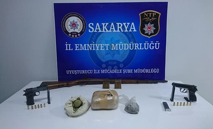 Uyuşturucu tacirinin evinden cephanelik çıktı