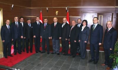 <font size="2"><font face="Arial"><strong><font color="#000000">&Uuml;st Ge&ccedil;it Acilen Rehabilite Edilmeli</font></strong><br /><br />SATSO Başkanı Altuğ ise, şehrin geleceğine y&ouml;nelik hazırlanan planlar konusunda aldıkları bilgiler doğrultusunda yatırımları y&ouml;nlendireceklerini belirterek, bunun yanı sıra 4. ve 5. OSB'leri kurmak ve alt yapısı olan, daha organize ve sosyal tesisleri olan k&uuml;&ccedil;&uuml;k sanayi sitelerini hayata ge&ccedil;irerek t&uuml;ccar ve sanayicileri rahatlatmayı hedeflediklerini dile getirdi. <br /><br /><font color="#333399">Altuğ ayrıca, SATSO'dan 1. Organize Sanayi B&ouml;lgesi'ne giden yolun ve Toyota Hastanesi'nin hemen yanı başındaki &uuml;st ge&ccedil;idin acilen rehabilite edilmesini talep ettiklerini de dile getirdi.</font><br /><br /></font></font><font size="2"><font face="Arial"><strong>Vali Atak'a Ziyaret<br /></strong><br />Altuğ ve beraberindekiler, daha sonra Vali H&uuml;seyin Atak'a ziyarette bulundu. <br /><br />Ziyarette konuşan Atak, SATSO y&ouml;netimine hazırlı olsun dileğinde bulunarak başarılar diledi. Kurumlar arası işbirliği ile Sakarya'ya &ouml;nemli hizmetler verileceğine inandıklarını dile getiren Vali Atak, bu ilde aş veren, &uuml;reten ve katma değer yaratan t&uuml;ccar ve sanayicinin her zaman hizmetinde olduklarını belirtti. </font></font>