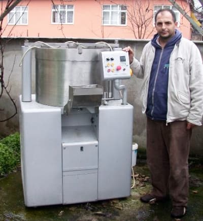 <strong><font face="Arial" size="2" color="#000000">Makineyi &Ccedil;ok Basit Tasarladım</font></strong> <p><font size="2"><font face="Arial">Tasarladığı makinenin hamuru istenilen gramajda otomatik olarak el değmeden kestiğini ve kesilen hamur sayısının dijital ekranda g&ouml;r&uuml;lebildiğini kaydeden Yıldız, şu bilgileri verdi: <font color="#333399">&quot;Bir kara fırında bir kişi g&uuml;nde en &ccedil;ok 2 bine yakın hamur kesebilir. Benim icat ettiğim makine saatte 1.800 hamur kesebiliyor. Ayrıca el değmemesi sebebiyle hijyen sağlanmış oluyor. Makineyi &ccedil;ok basit tasarladım. Mekanik arıza zor yapar, ancak yaptığı taktirde de &ccedil;ok kolay. Bir &ccedil;ok bağlantıyı bir cıvata ile hallettim. Bu da tamiri basitleştiriyor. Elektronik kısım arızalandığı taktirde ise internet yoluyla tamir edilebiliyor. Bunun i&ccedil;in makinenin internet olan bir bilgisayara bağlanması yeterli olur. ABD'de bile olsam makinenin elektronik arızasını internetten yapabilirim.&quot;</font> <br /><br /><strong><font color="#000000">Katkım Olsun İstiyorum</font></strong></font></font></p><p><font face="arial,helvetica,sans-serif" size="2">Buluşunun T&uuml;rk Patent Enstit&uuml;s&uuml;'nden patentini aldığını ifade eden Yıldız, makinenin seri imalatını yapmak i&ccedil;in destek beklediğini s&ouml;yledi. Bir &ccedil;ok firmanın makinenin seri imalatını yapıp kendisine kar payı vermeyi &ouml;nerdiğini, ancak bunu kabul etmediğini vurgulayan Yıldız, <font color="#333399">&quot;Ben bunun i&ccedil;in 4 yıl uğraştım. Bor&ccedil; para alarak buluşu ger&ccedil;ekleştirmek i&ccedil;in 15 bin TL harcadım. Bu makinenin seri imalatla fiyatı 4 bin TL'ye kadar d&uuml;şer. İmkan sağlanır destek verilirse imalatını kendim yapmak istiyorum. Ben de bir fırın &ccedil;alışanı olarak katkım olsun istiyorum&quot; </font>şeklinde konuştu.</font></p><p><font face="arial,helvetica,sans-serif" size="2">Şenol Yıldız<br /><br />İrtibat Tel: 0 537 5275011</font></p>