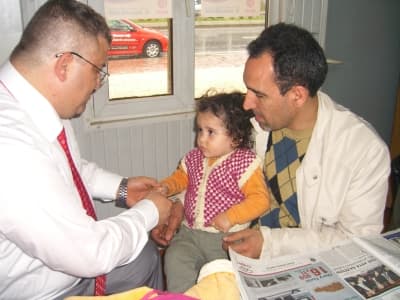 Siyasetin Yanında Doktorluğu da İhmal Etmiyor