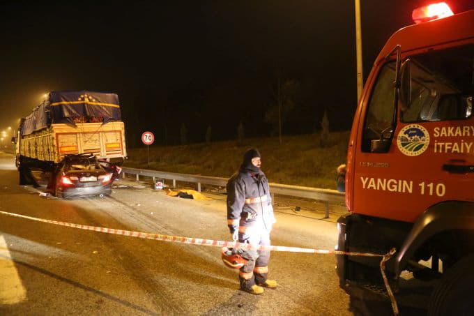 Hendek'te feci kaza: 1 ölü, 6 yaralı