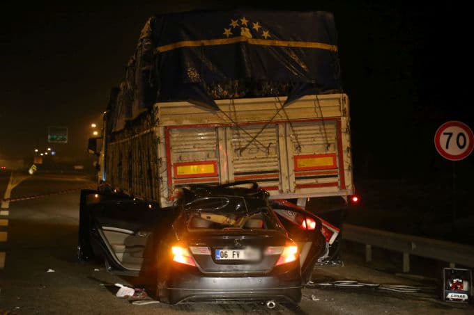 Hendek'te feci kaza: 1 ölü, 6 yaralı