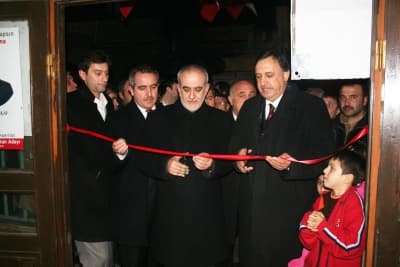 <font size="2"><font face="Arial"><strong><font color="#000000">Başkanım Size Ulaşabileceğiz mi?</font></strong><br /><br />29 Mart se&ccedil;imlerinin &ouml;nemine değinen Adapazarı Belediye Başkan adayı Ayanoğlu, <font color="#333399">&quot;Bu se&ccedil;im hayatından memnun olanlar ile hayatından memnun olmayanların se&ccedil;imi olacaktır. Biz sokaklarda dolaşırken, herkes bize<strong> 'başkanım size ulaşabileceğiz mi?'</strong> diye soruyor. Demek ki bu şehirde vatandaşların başkanına ulaşabilme sorunu var. Vatandaşlar, bizden değişiklik ve hizmet istiyor. Bende bu hizmeti, 29 Mart'ta se&ccedil;ildiğimde vatandaşlara vereceğiz. Ben, hi&ccedil;bir parti ayırımı yapmadan, ulaşılabilir bir başkan olacağım. Bu gidişattan memnun değiliz diyorsanız; tercihinizi bizden yana kulanın.<strong> Belediyeye geldiğinizde, orada bir ağabeyim veya kardeşim var diyeceğiniz bir başkan olacağım&quot;</strong></font> dedi. </font></font>