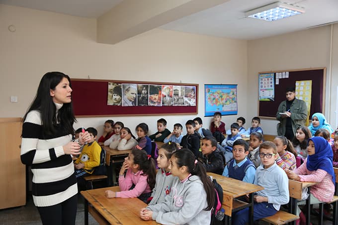 Öğrencilere camın sağlık açısından önemi anlatılıyor
