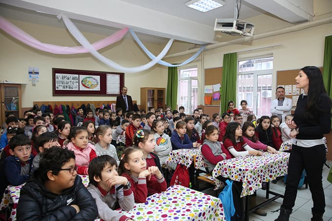 Öğrencilere camın sağlık açısından önemi anlatılıyor