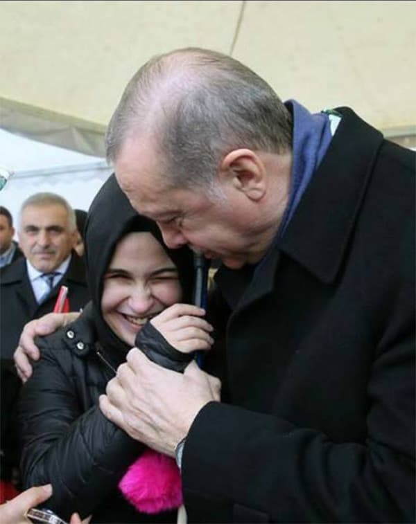 Cumhurbaşkanı görme engelli genç kız ile sohbet etti