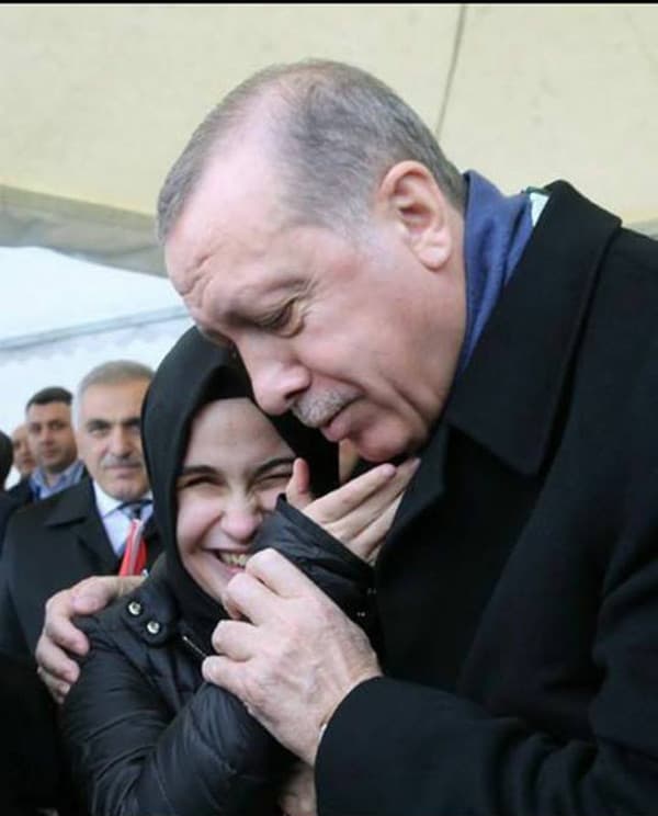 Cumhurbaşkanı görme engelli genç kız ile sohbet etti