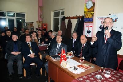 <p><font face="arial,helvetica,sans-serif" size="2"><strong>AKP, 29 Mart&rsquo;ta Bitecek<br /></strong><br />Sakarya&rsquo;nın 15 yıldır iyi y&ouml;netilmediğini belirten MHP&rsquo;nin B&uuml;y&uuml;kşehir Belediye Başkan Adayı Enver To&ccedil;oğlu ise konuşmasında; <font color="#333399">&ldquo;Esnafımız, iş&ccedil;imiz, memurumuz, emeklimiz, k&ouml;yl&uuml;m&uuml;z, dul ve yetimlerimiz gırtlağına kadar bor&ccedil; batağına girmiş durumda. AKP, fakirleştirdiği, yoksullaştırdığı, umutlarını birer birer t&uuml;kettiği insanlara, se&ccedil;im var diye g&uuml;ya yardım etmektedir. AKP, devletin b&uuml;t&uuml;n kaynaklarını, her t&uuml;rl&uuml; imkanlarını arkasına alıp, kendi partilerine oy almak uğruna akla hayale gelmeyen cambazlık yapmaktadır. Halkımız, kendilerini kandıran AKP&rsquo;yi 29 Mart&rsquo;ta oy vermemelidir. &Ccedil;&uuml;nk&uuml;, halkımızı h&uuml;srana uğratanlara oy verilmez&rdquo;</font> dedi.</font></p>