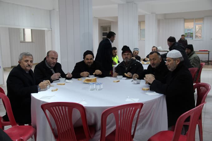 Şehitler anısına vatandaşlara buğday çorbası dağıtıldı