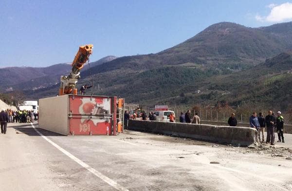 Beton bariyerleri aşan TIR devrildi: 5 yaralı