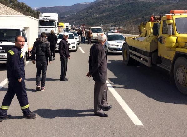 Beton bariyerleri aşan TIR devrildi: 5 yaralı