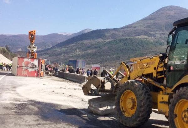 Beton bariyerleri aşan TIR devrildi: 5 yaralı