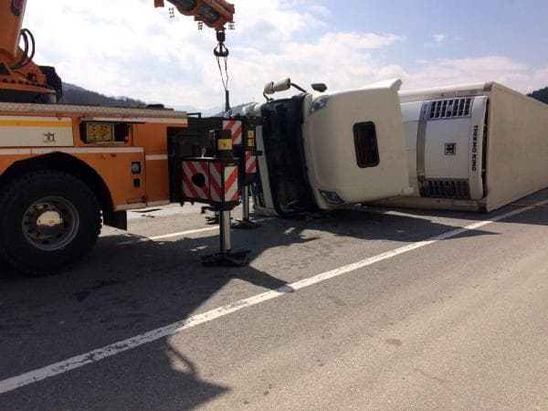 Beton bariyerleri aşan TIR devrildi: 5 yaralı
