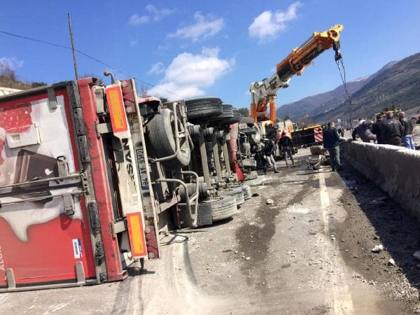 Beton bariyerleri aşan TIR devrildi: 5 yaralı