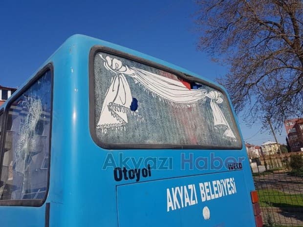 Sahaya ve otobüse taşla saldırdılar