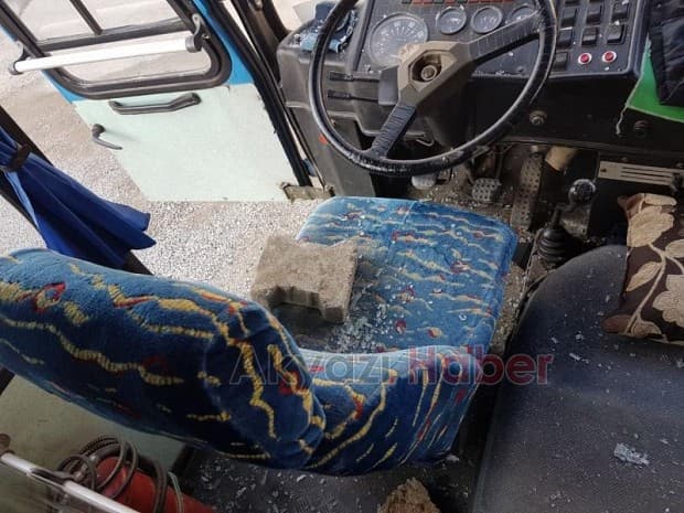 Sahaya ve otobüse taşla saldırdılar